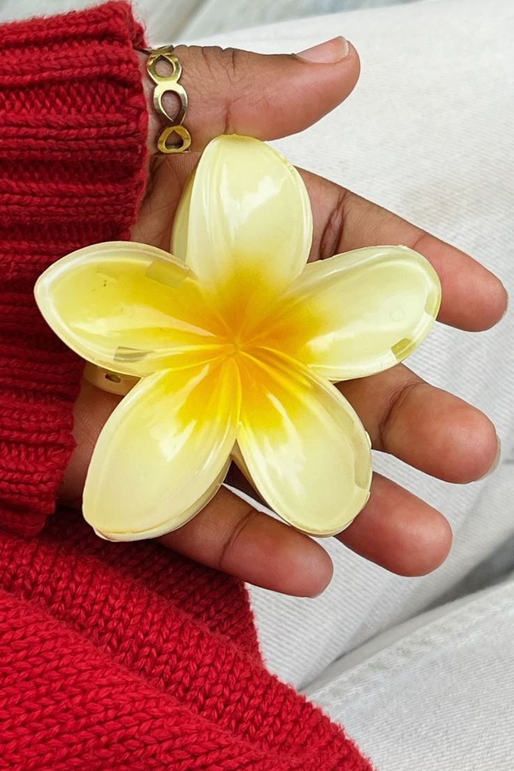 Pince à cheveux Plumeria jaune – L’élégance tropicale en fleurs 🌸