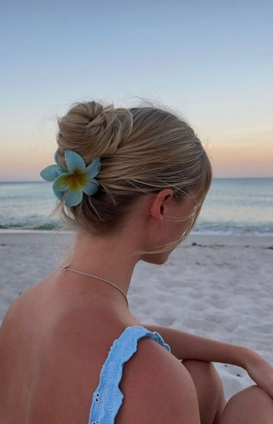 Pinza para el pelo con plumeria azul: elegancia con brisa marina 🌊✨