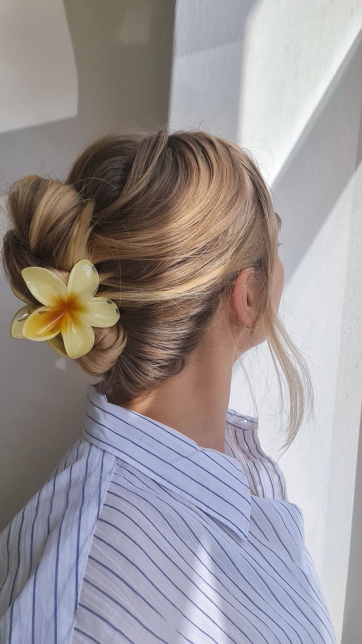 Pinza para el pelo con plumeria amarilla: elegancia tropical en flor 🌸